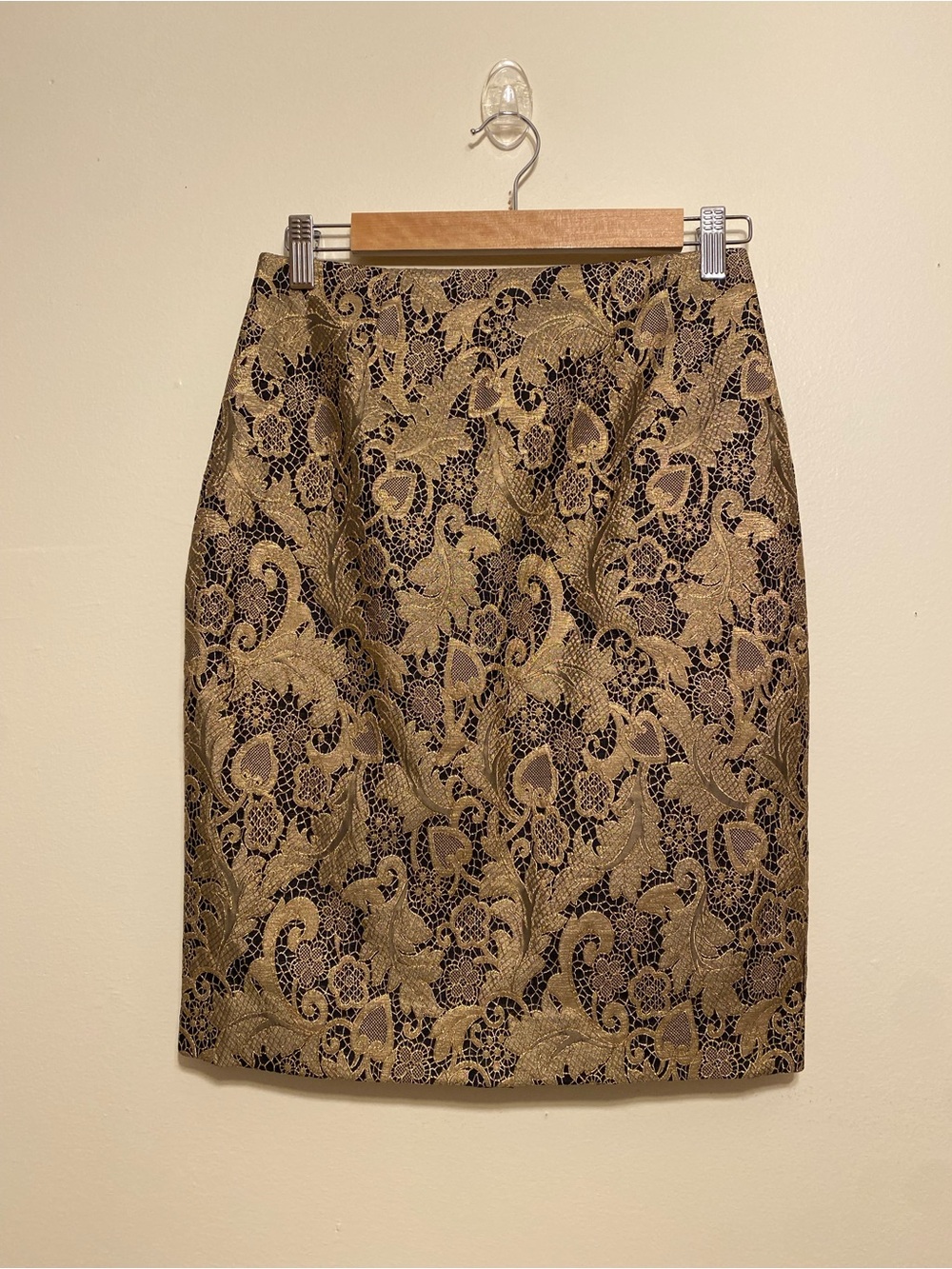 Worth Metallic Gold and Black Jacquard Pencil Skirt. Size 4